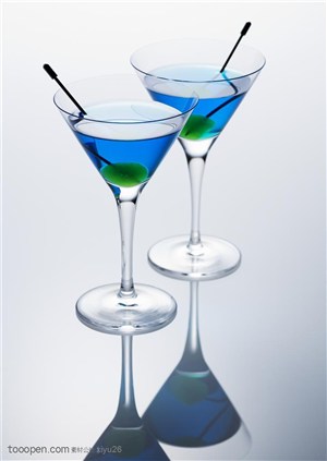 酒水饮料-蓝色的鸡尾酒