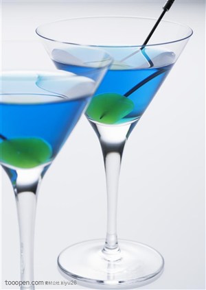 酒水饮料-两杯蓝色的鸡尾酒
