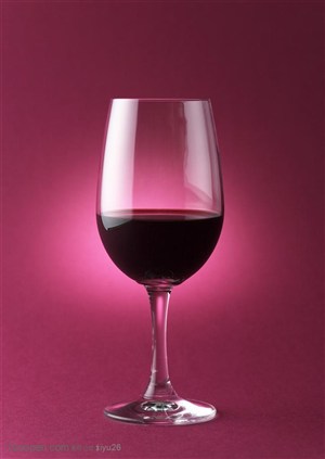 酒水饮料-装着红酒的高脚杯