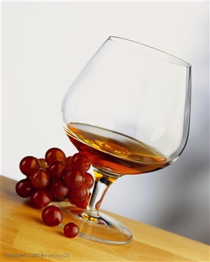 动感酒水-葡萄酒与新鲜葡萄