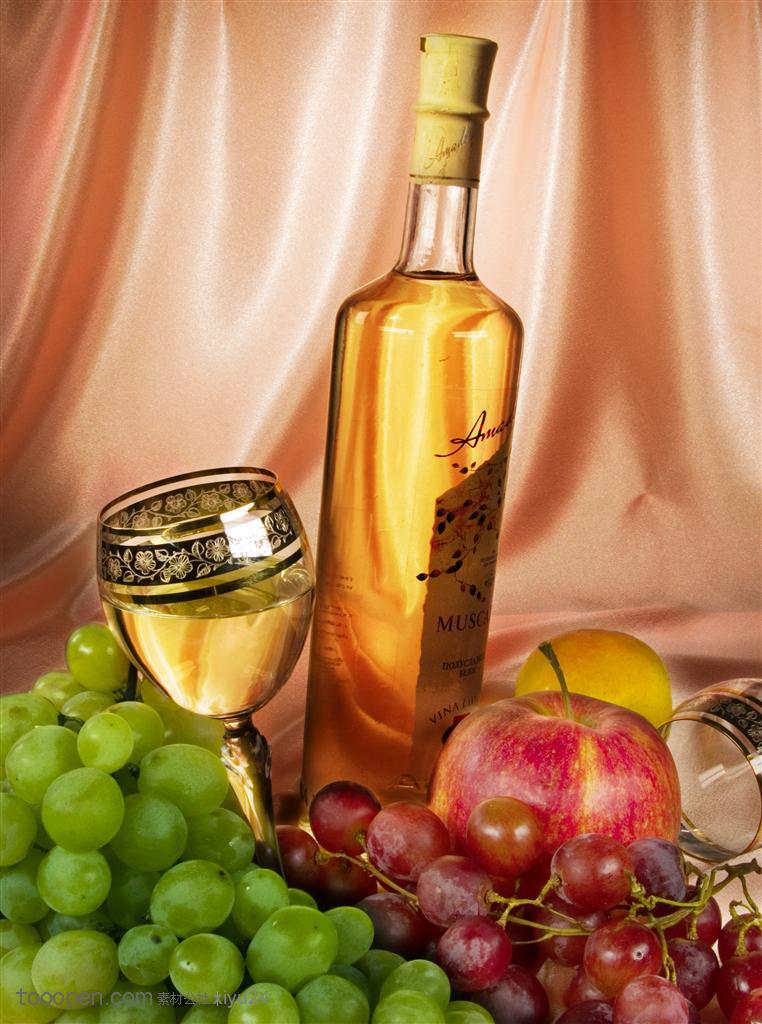 伏特加美酒-新鲜的美酒与葡萄