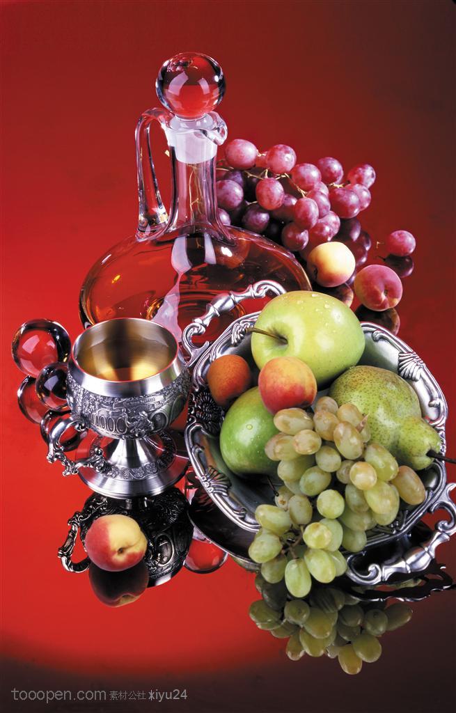 酒水布局-新鲜的水果与美酒葡萄银质餐具