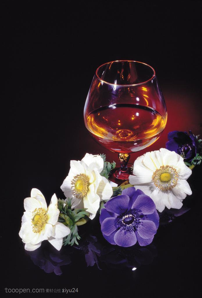 酒水布局-一杯美酒与鲜花