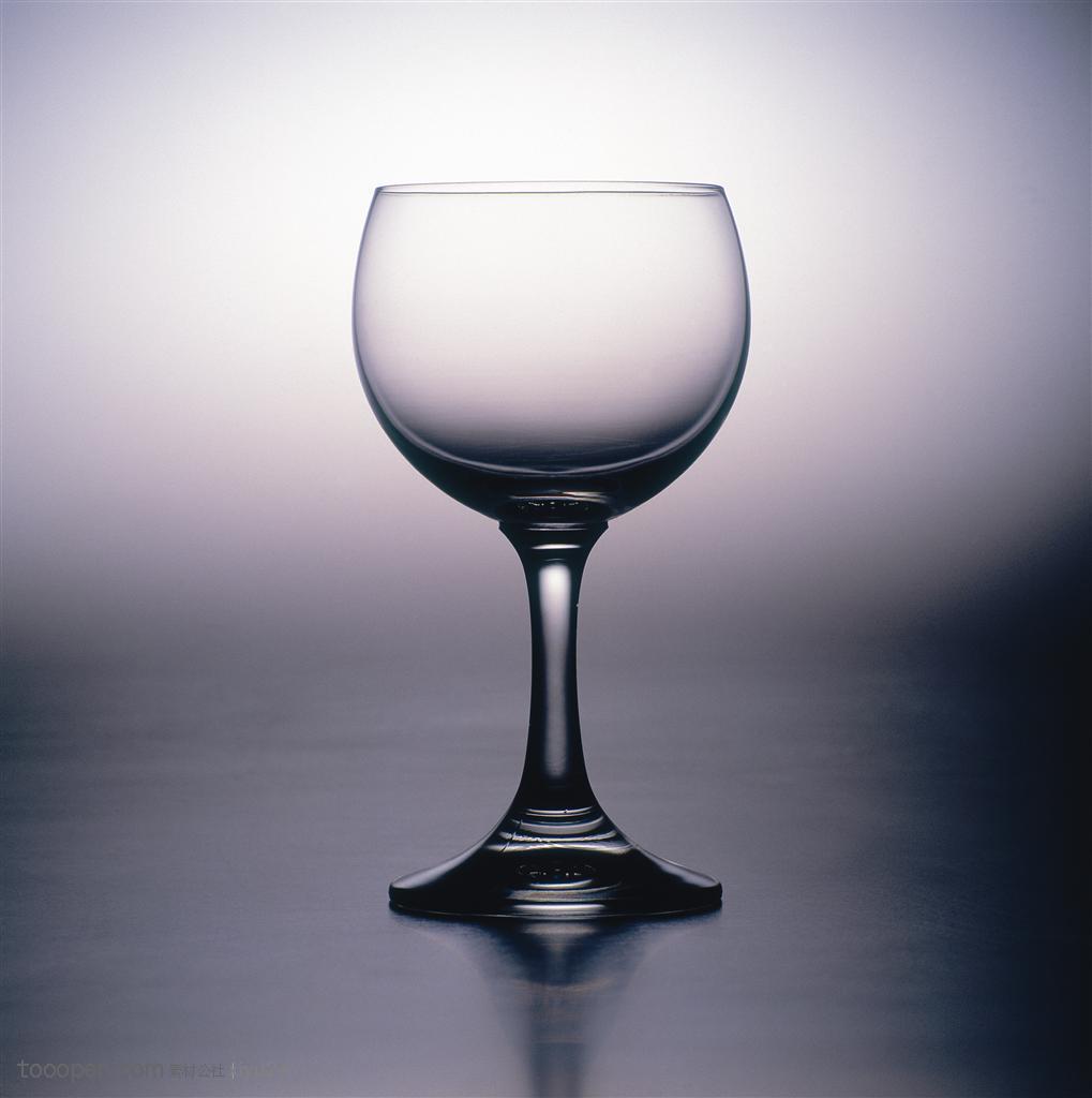 玻璃工艺-光影下的玻璃酒杯