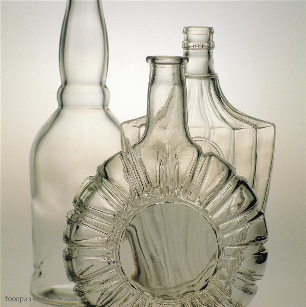 玻璃工艺-三个玻璃酒杯