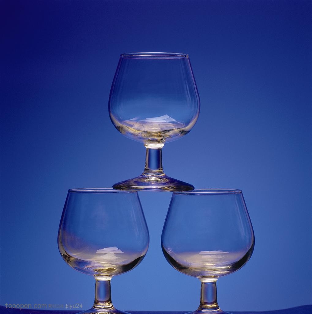玻璃工艺-三个迭起的高脚杯