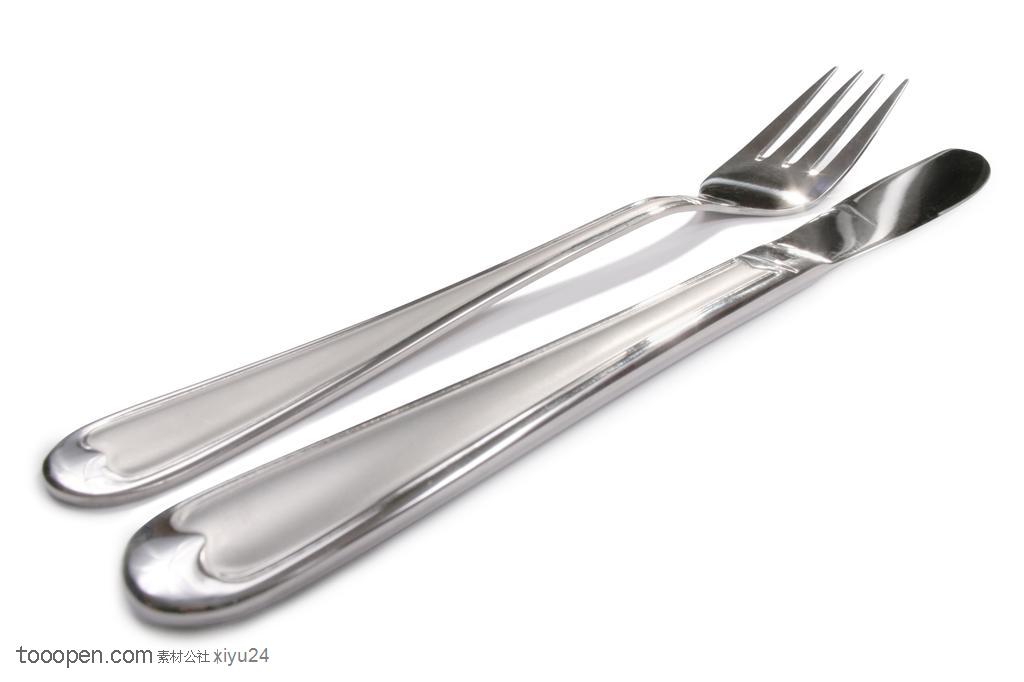 西餐餐具-斜放的刀与叉