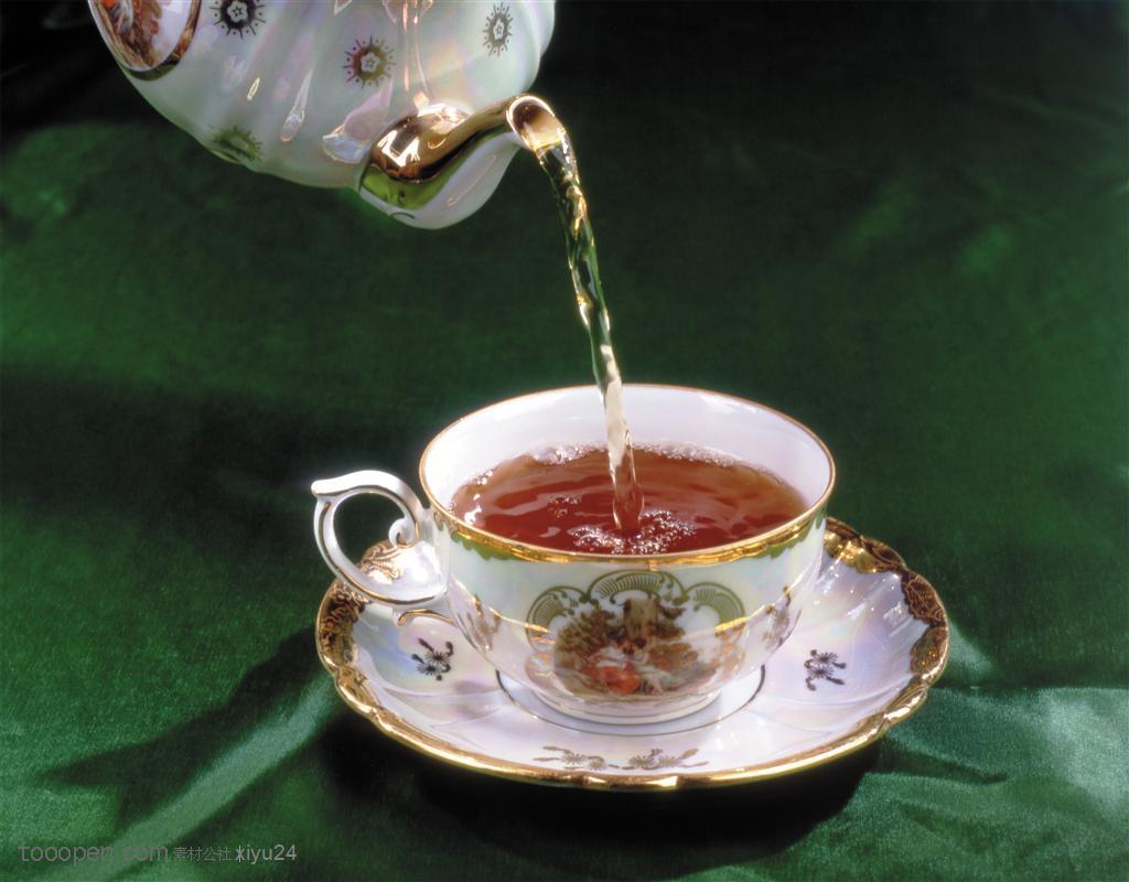 午后品茶-倒入杯中的茶水