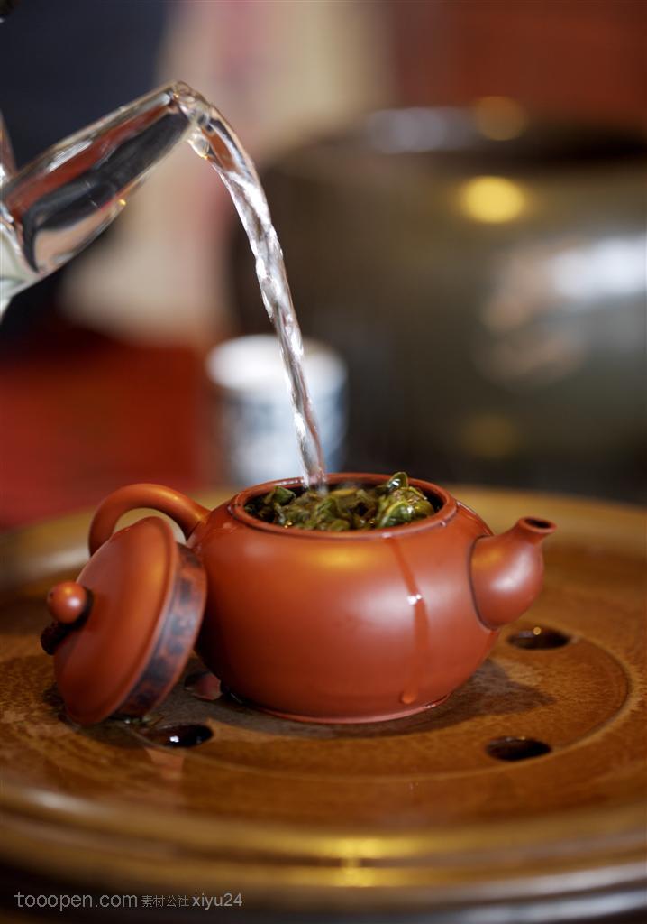 中国茶文化-倒入紫砂壶中的茶水
