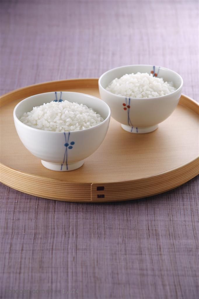 五谷丰登-圆盘中的两碗米饭