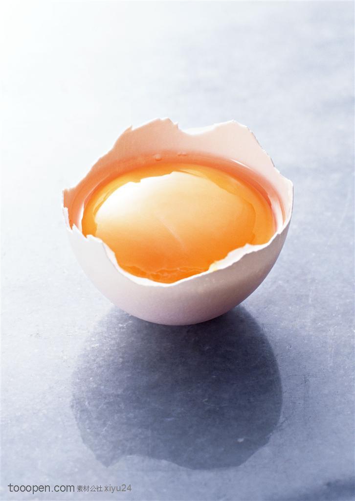 新鲜鸡蛋-打碎的鸡蛋蛋黄