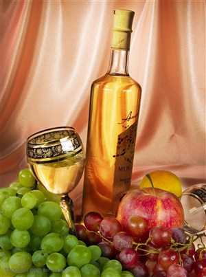 伏特加美酒-新鲜的美酒与葡萄