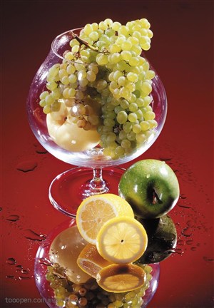 酒水布局-高脚杯中的新鲜水果