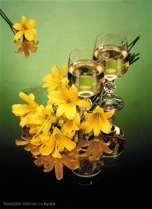 酒水布局-黄色的小花与美酒