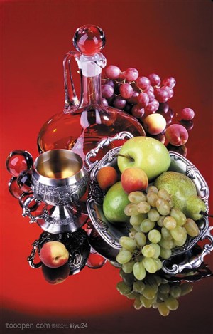 酒水布局-新鲜的水果与美酒葡萄银质餐具