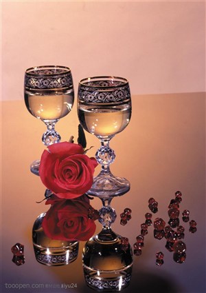 酒水布局-一朵玫瑰花与高脚杯中的美酒