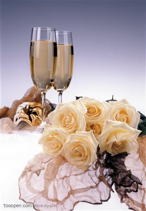 酒水布局-一束黄色的玫瑰与葡萄酒