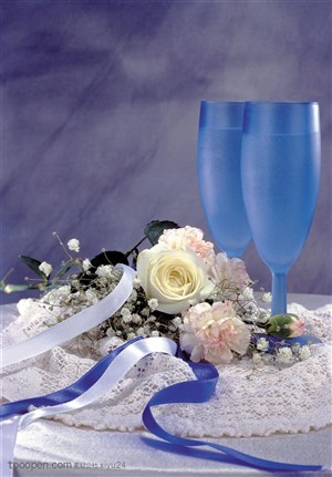 酒水布局-桌面上的蓝色高脚杯
