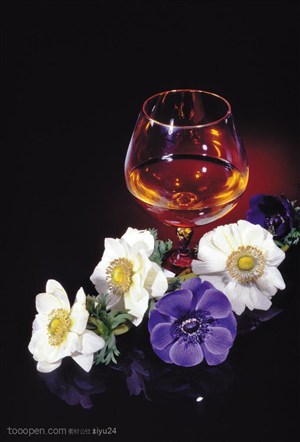 酒水布局-一杯美酒与鲜花