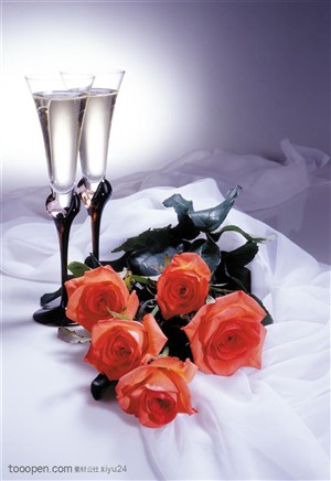 酒水布局-桌面上的红玫瑰与酒