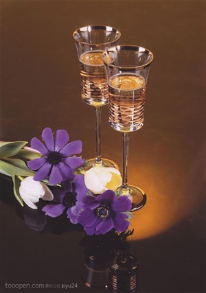 酒水布局-紫色的鲜花和美酒