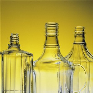 玻璃工艺-黄色的玻璃酒杯