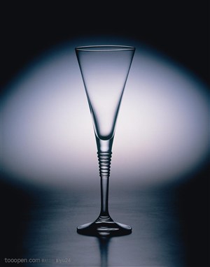 玻璃工艺-光影下的玻璃瓶