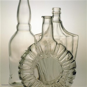 玻璃工艺-三个玻璃酒杯