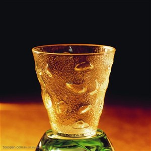 玻璃工艺-一个黄色的玻璃杯