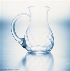 玻璃工艺-一个透明的玻璃壶