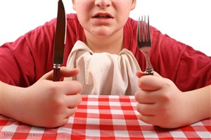 西餐餐具-拿着刀与叉的少年