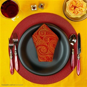 餐饮文化-一套红色的餐具