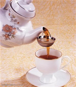 午后品茶-倒入杯中的红茶