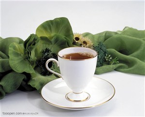 午后品茶-绿色的丝巾旁的红茶