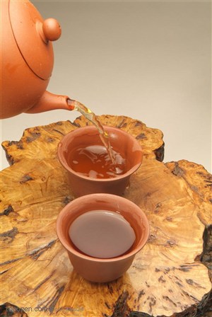 茶艺文化-木桌上的茶具