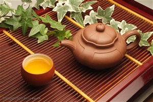 茶艺文化-盘中的紫砂壶与茶杯