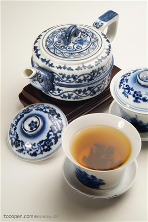 茶艺文化-盛着茶水的茶具