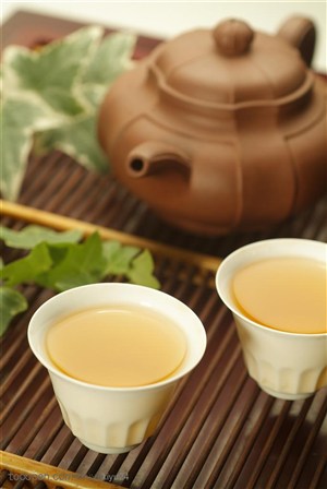 茶艺文化-盛满茶水的杯子