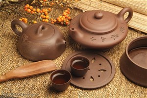 茶艺文化-一套小巧的紫砂壶茶具