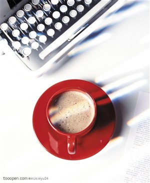 品味咖啡-打字机旁边的咖啡