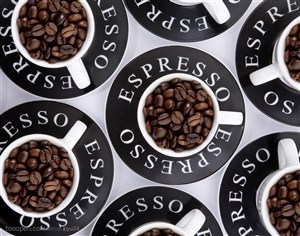 品味咖啡-盛满咖啡豆的咖啡