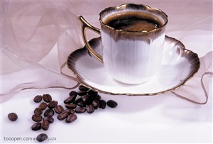 品味咖啡-一杯咖啡与咖啡豆