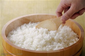 五谷丰登-竹筒中盛米饭