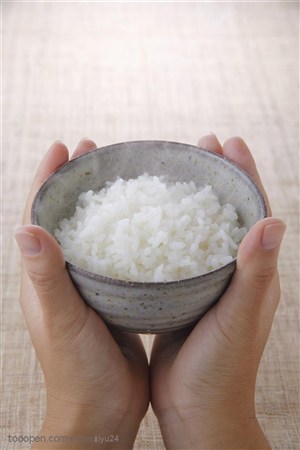 五谷丰登-双手捧着的米饭