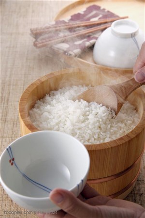 五谷丰登-盛入碗中的米饭