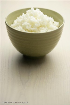 五谷丰登-绿碗中的米饭