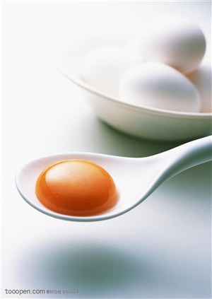 新鲜鸡蛋-调羹中的鸡蛋黄图片素材