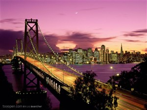都市夜景霓虹灯下的跨江大桥
