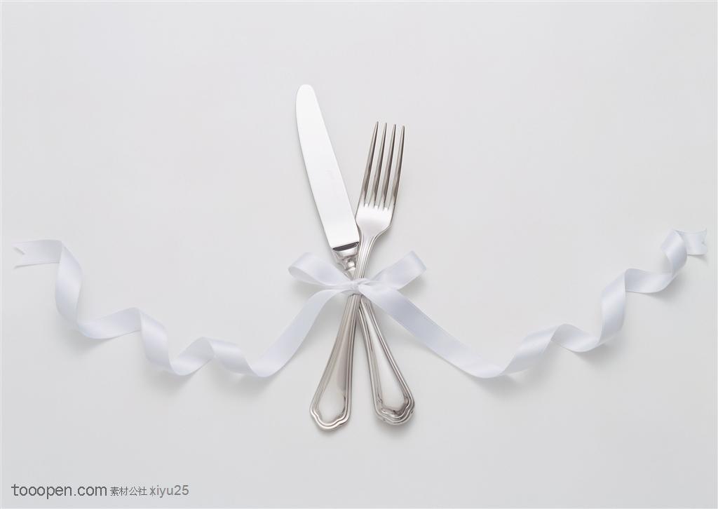 餐饮文化-打着蝴蝶结的刀叉