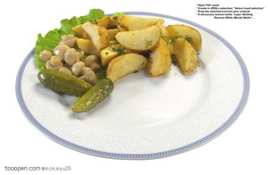 健康素食-盘中的土豆块去小黄瓜